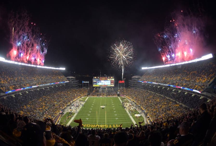 Spettacolo pirotecnico sullo stadio di Pittsburgh (Reuters) 